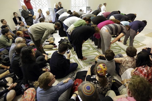 Wanita Jadi Imam, Masjid...