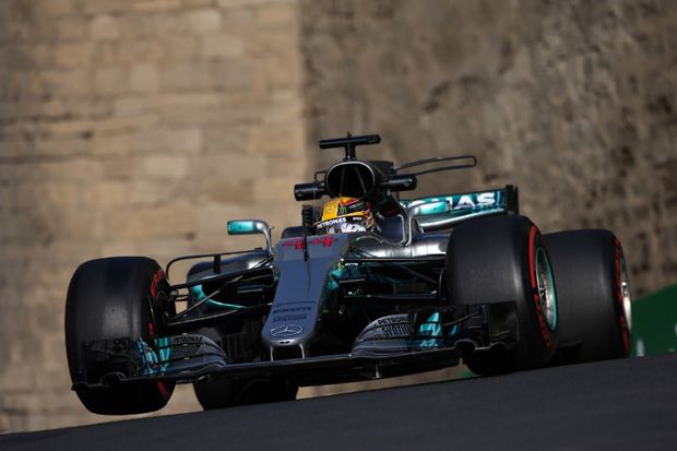Lewis Hamilton Rebut...