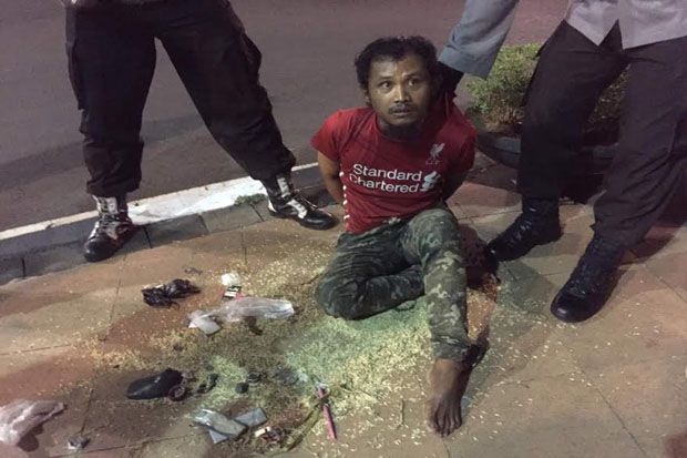 Pria Hendak Terobos...