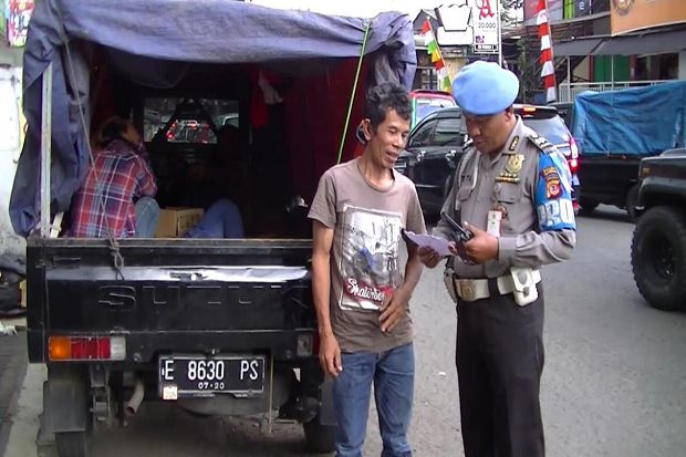Polisi Hentikan Kendaraan...