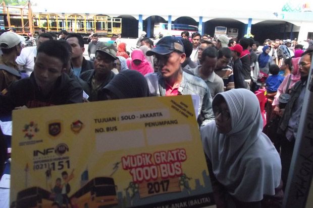 Ratusan Pemudik di Solo...