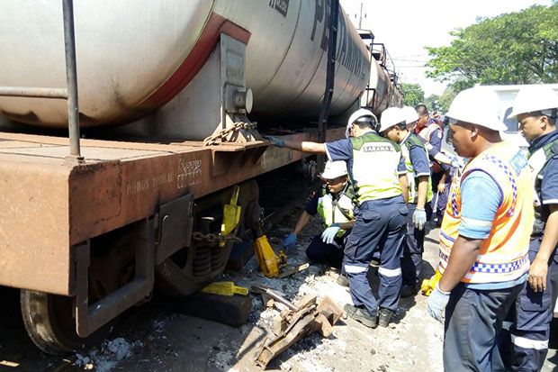 Kereta Api Pengangkut...