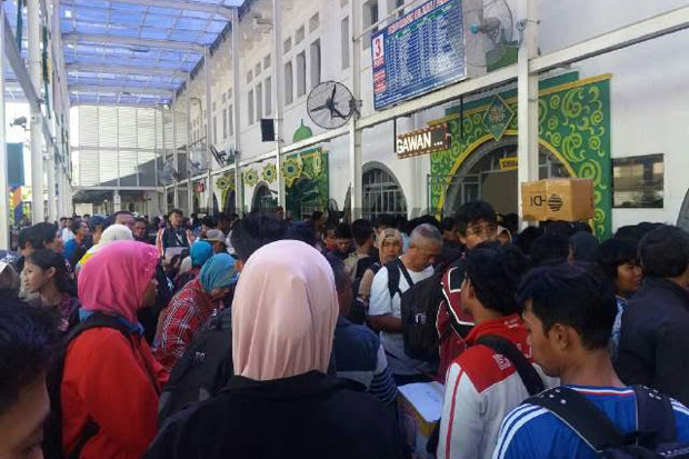 Penumpang Kereta di...
