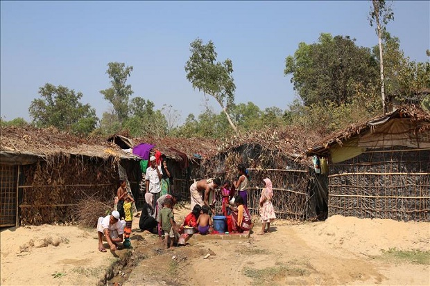 Myanmar Tutup Tiga Kamp...