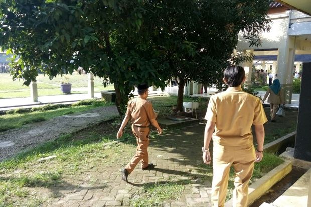 Terlambat Upacara, Puluhan...