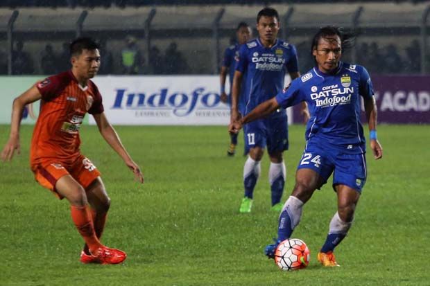 Gelandang Persib Tak...
