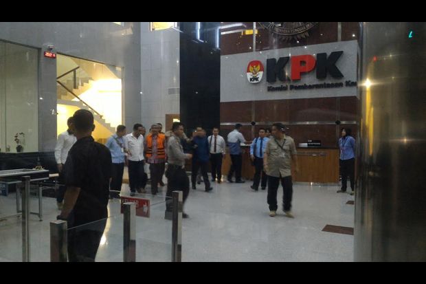KPK Tahan Gubernur Sultra