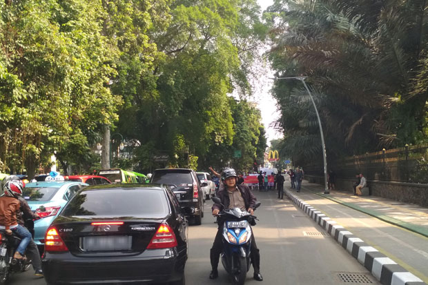 Jalan Macet, Warga Keluhkan...