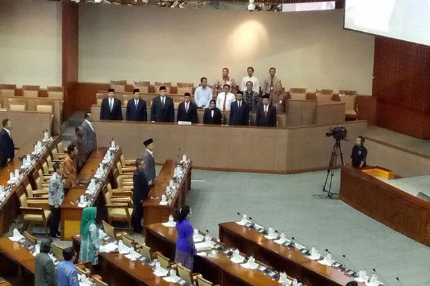 DPR Kukuhkan Anggota...