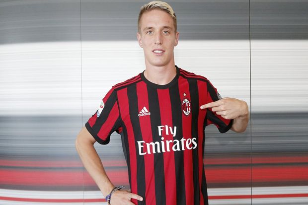 RESMI: AC Milan Perkenalkan...
