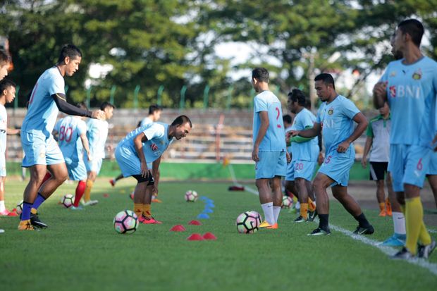 Sambangi Stadion Angker,...