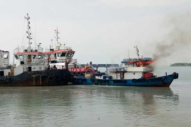 Ada Kapal Terbakar di...