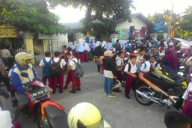 Penyegelan Sekolah,...