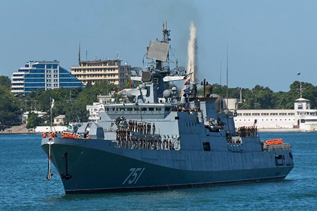 Kapal Frigat Rusia Meluncur...