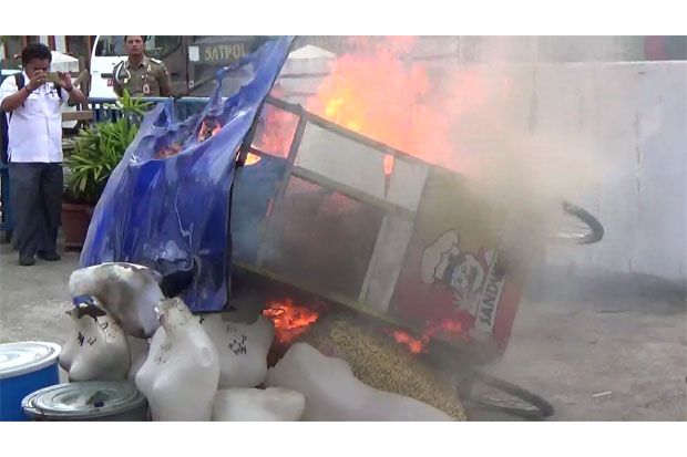 Satpol PP Bakar Gerobak...