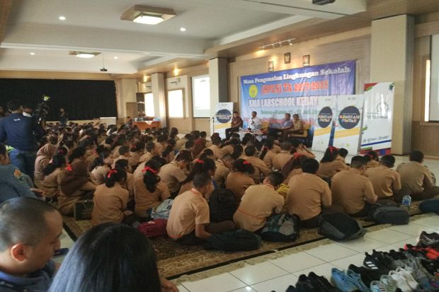 Ratusan Siswa SMA Labschool...