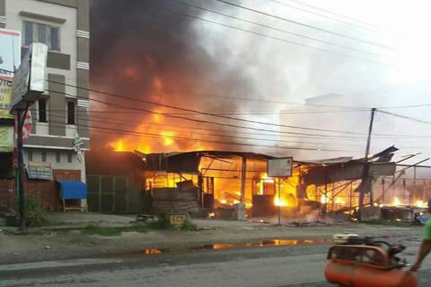 Tiga Ruko di Medan Dilalap...