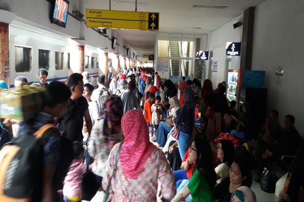 Volume Penumpang KA...