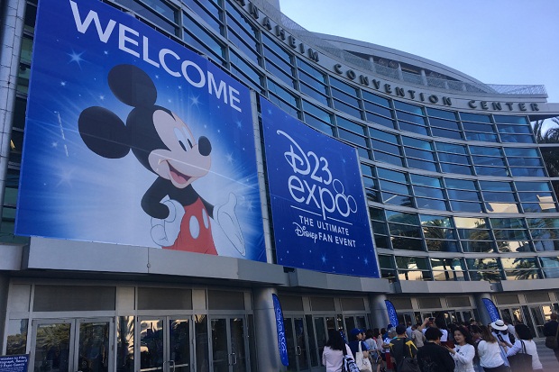Fans Disney Rela Menginap...