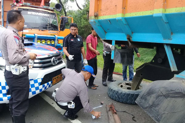 Hendak Ganti Ban, Warga...