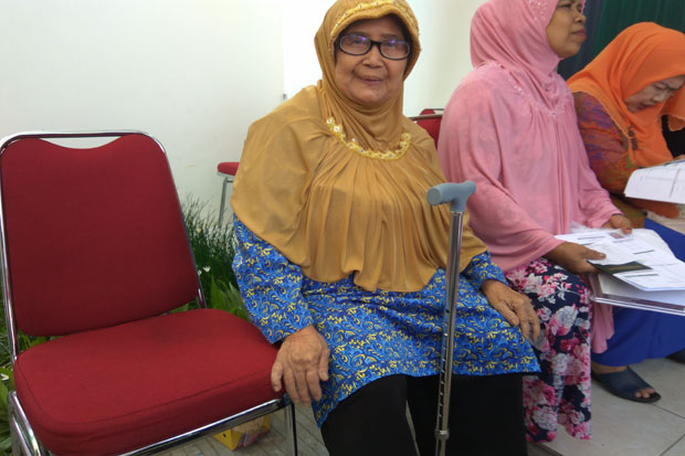 Dibantu Tongkat dan...