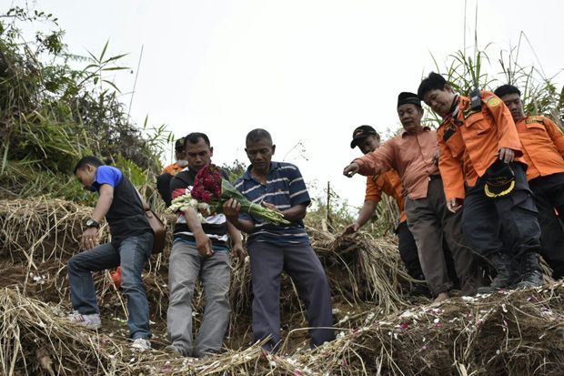 Keluarga Korban Jatuhnya...