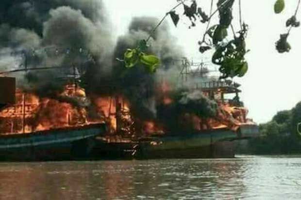 Kebakaran 14 Kapal di...