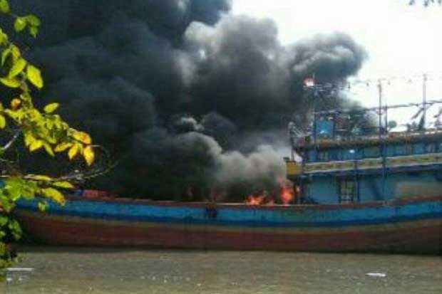 14 Kapal Nelayan di...