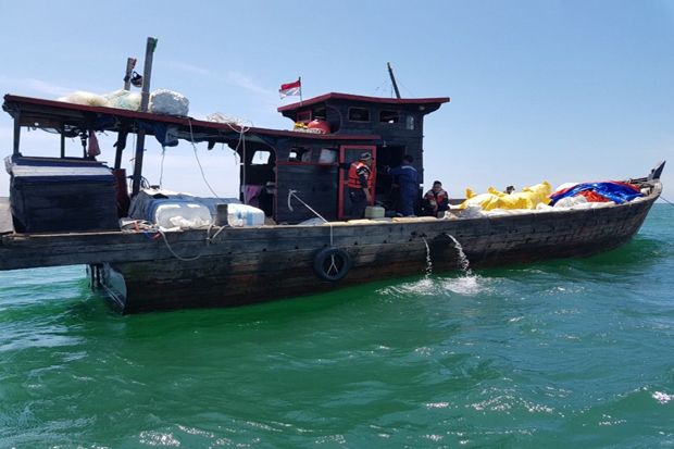 Kapal Penyelundup Pakaian...