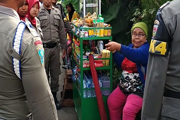 Tiga Wanita Mengamuk...