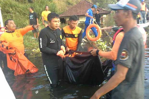 APV Terjun ke Danau...