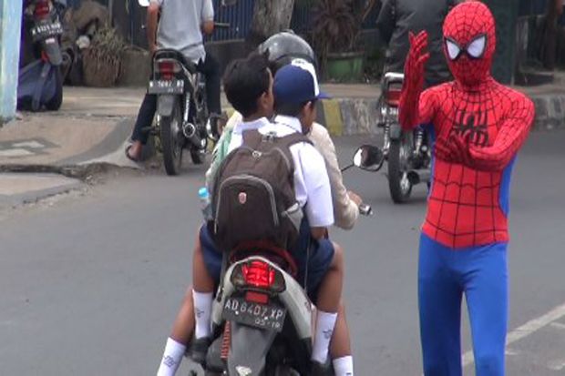 Spider-Man Atur Lalu...