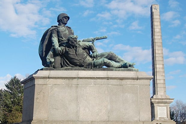 Runtuhkan Monumen Perang...