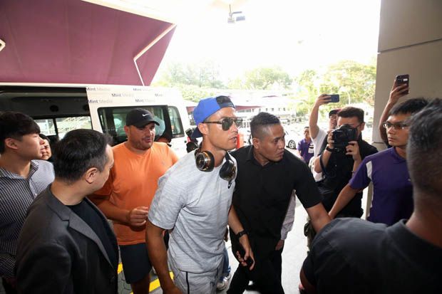 Terbang ke Singapura,...