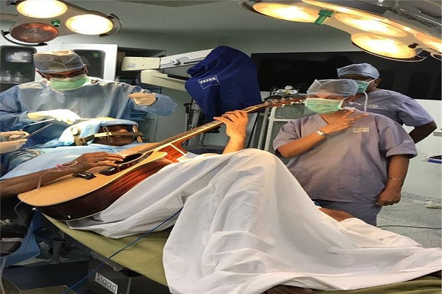 Pria India Bermain Gitar...