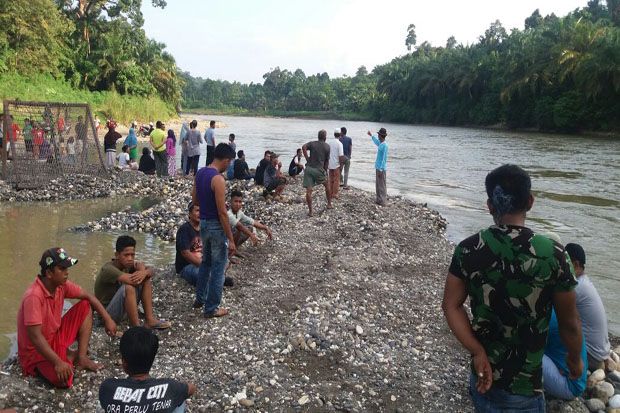 Mandi di Sungai Merangin,...