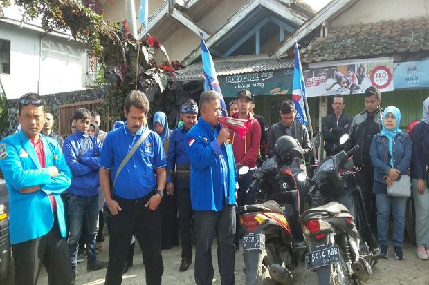 Diarak Ratusan Pendukung,...