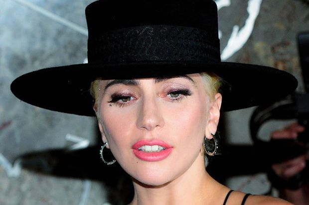 Lady Gaga Puji Mendiang...