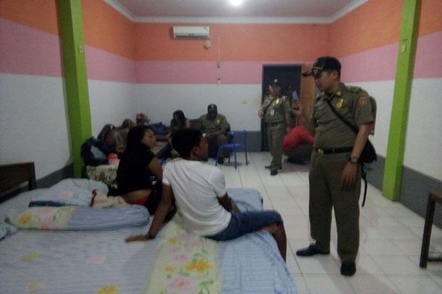 Indehoy Sambil Pesta...