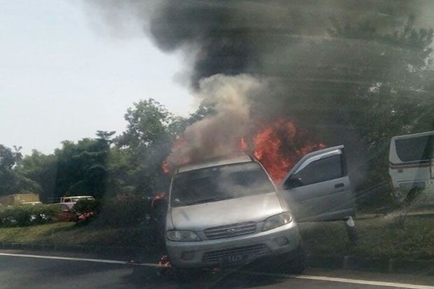 Mobil Hangus Terbakar...