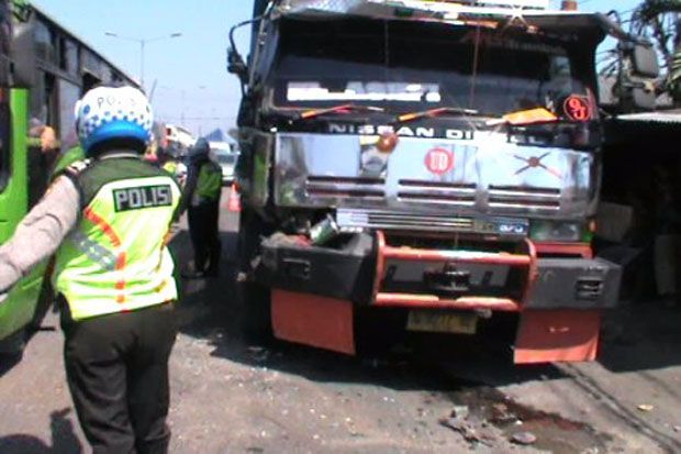 Rem Blong, Truk Tabrak...