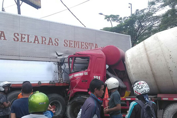 Truk Molen Hantam Kontainer,...