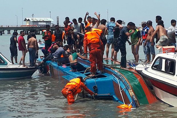 Speed Boat Terbalik...