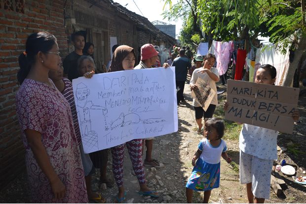 Ibu-Ibu Melawan, Pembongkaran...