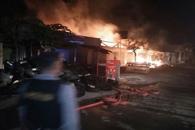 Empat Ruko di Tepi Sungai...
