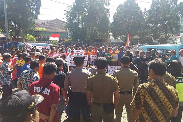Kru Angkota Demo Tolak...