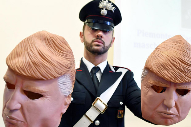 Gunakan Topeng Trump,...