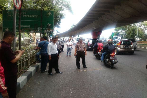 Loncat dari Flyover...