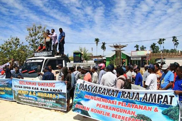 DPRD Raja Ampat Didemo...