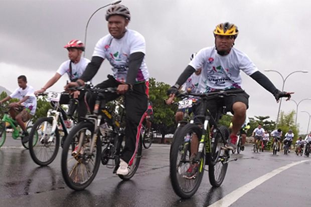 Bersama Menpora, Ribuan...